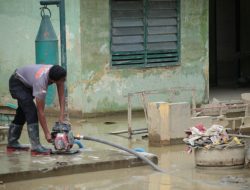 Polri Bantu Kuras Air Yang Merendam Kompi Senapan A Yonif 111 / Karma Bakti, Aceh Tamiang