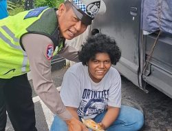 Polisi Sigap Bantu Pengendara Mobil Pecah Ban di Depan Masjid Baitunnur Pati