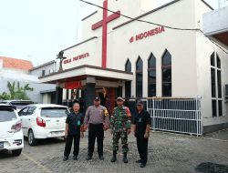 Berikan Rasa Aman, Polres Pelabuhan Tanjung Perak Gelar Pengamanan Kebaktian Umat Kristiani.