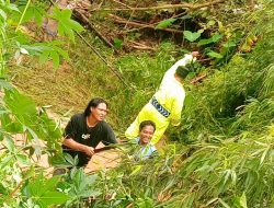 Pohon Bambu Tumbang Tutupi Aliran Sungai, Polsek Tlogowungu Bergerak Cepat Bersama Warga Wonorejo
