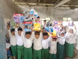 Sepatu Boots untuk Siswa Babunajah, Hadiah Kecil yang Menampar Negara