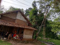 Tiang Listrik Miring Parah di Kampung Kukulu Ancam Keselamatan Warga