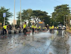 Demi Keselamatan Masyarakat, Polisi Pati Bersihkan Tumpahan Tanah di Jalur Pantura