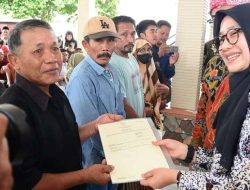 Berikan Kepastian Hukum, Bupati Ipuk Serahkan 186 Sertifikat Tanah Lintas Sektor untuk Nelayan Muncar