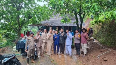 Polisi Gerak Cepat Pulihkan Akses Warga, Polsek Tlogowungu Pimpin Pembersihan Longsor Gunungsari