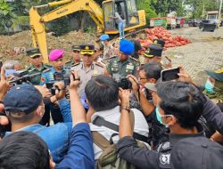 Polrestabes Semarang Musnahkan 6.171 Karung Bawang Bombay Ilegal