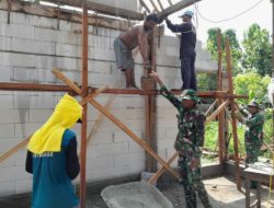 Dengan Sukarela, Babinsa Bantu Rehab Rumah Tidak Layak Huni