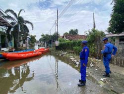 Pantau Banjir Juwana, Satpolairud Polresta Pati Imbau Warga Waspada Cuaca Ekstrem