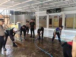 Polres Situbondo Bersihkan Fasum Terdampak Banjir Bandang di Desa Kalianget