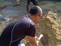 Warga Kedumulyo Gotong Royong Perbaiki Jalan Poros Rusak Parah Akibat Hujan Ekstrem