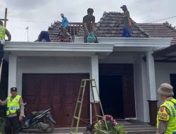 Puting Beliung Terjang Desa Kebowan, Polsek Winong Sigap Amankan dan Bantu 21 Rumah Warga