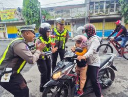 Hari Kesepuluh Operasi Keselamatan Semeru Polres Lumajang Beri Hadiah Pengendara Tertib