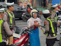 Operasi Keselamatan Semeru Polres Ponorogo Beri Hadian Helm dan Cokelat Pengendara Tertib