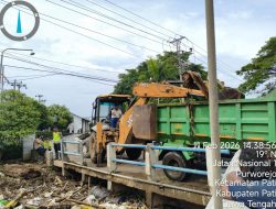 Polisi Turunkan Alat Berat Bersihkan Sungai Rawan Banjir di kawasan depan CV Bumi Indo Pati