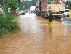 Banjir Rendam Jalur Pantura Pati–Juwana, Satlantas Polresta Pati Lakukan Rekayasa Lalu Lintas