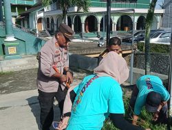 Menjalani Ramadan, Polisi dan Warga Kompak Bersihkan Masjid Lewat Gerakan Indonesia ASRI di Sukolilo
