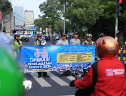 Satlantas Polres Gresik Gencarkan Edukasi Keselamatan, Pengguna Jalan Tertib Dapat Cokelat