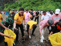 Polres Jember Laksanakan Gerakan Indonesia Asri Bersihkan Pantai Watu Ulo