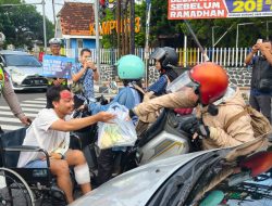Polres Blitar Kota Edukasi Pengguna Jalan di Operasi Keselamatan Semeru Dengan Berbagi Sayur