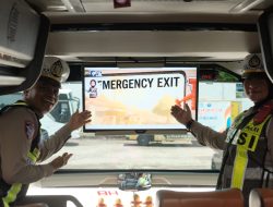 Polres Malang Sosialisasikan Tertib Lalin Melalui Program Polantas Menyapa di OPS Keselamatan Semeru