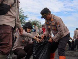 Polres Lumajang Gelar Aksi Bersih – bersih Wujudkan Pantai Watu Pecak Asri