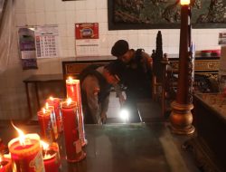 Polres Pelabuhan Tanjungperak Sterilisasi Klenteng Jelang Perayaan Imlek