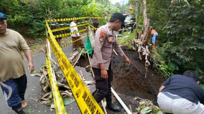 Pasang Police Line Polres Lumajang Tangani Longsor di Tempursari Kendaraan Berat Dilarang Melintas