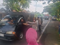 Kapolsek Purwosari Bersama Bhayangkari Bagikan 250 Takjil, Wujud Kepedulian di Bulan Ramadan