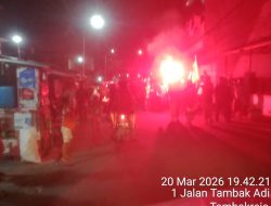 Warga Tambakrejo Antusias Gelar Takbir Keliling, Langit Simokerto Dihiasi Kembang Api