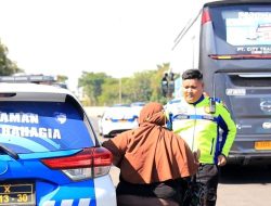 Aksi Heroik Satlantas Polres Gresik, Antarkan Pasutri Asal Situbondo yang Ketinggalan Bus Mudik