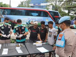 Pastikan Keselamatan Perjalanan Polres Tanjung Perak Cek Urine 43 Sopir Truk dan Bus Jelang Mudik Lebaran