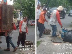 DLH Surabaya Bersihkan Sampah di Tepi Jalan Jelang Idul Fitri