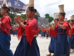 Defile Meriahkan Puncak Perayaan HUT ke-27 Kabupaten Toba di Balige