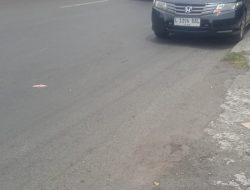 Parkir Sembarangan di Depan Apotek Silviana Picu Kemacetan dan Bahayakan Pengendara