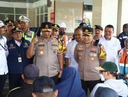 Kapolda Jatim Cek Pos Terpadu dan Pos Pam di Surabaya Pastikan Layanan Mudik Berjalan Optimal