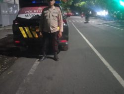 Piket Malam: Polsek Tambaksari Sisir Jalanan Wilayahnya Tertibkan Pelanggaran