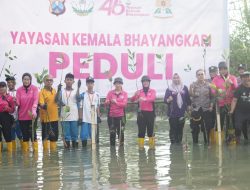 Sambut HUT ke-46, YKB Tanjung Perak Tanam Mangrove Pulihkan Lahan Kritis