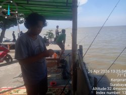 Pantai Kenjeran Dipadati Warga, Mancing Jadi Pelarian Hilangkan Jenuh, Warkop STW Ikut Diserbu
