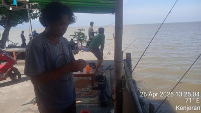 Pantai Kenjeran Dipadati Warga, Mancing Jadi Pelarian Hilangkan Jenuh, Warkop STW Ikut Diserbu