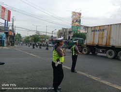 Polsek Tambaksari Gerak Cepat Urai Kemacetan di Jl.Kedung Cowek Simpang Empat