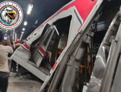 KRL Commuter Line Dihantam KA Jarak Jauh di Peron, Penumpang Panik Berhamburan