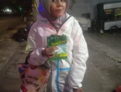 Demi Mengais Rezeki, Perempuan Penjual Permen Ziplong Keliling dari Siang hingga Malam