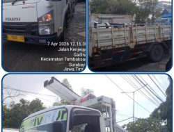 Sebuah Truk Muatan Galvalum Nopol L 9908 US Nekat Bongkar di Badan Jalan Kenjeran