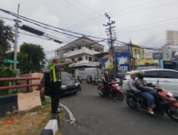 Polisi Gercep Melakukan Penertiban Arus Lalu Lintas di Simpang Empat Kenjeran