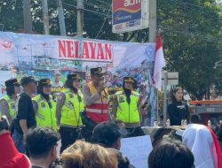Ikut Panas-Panasan Bersama Massa, Negosiator Polresta Pati Tunjukkan Dedikasi Tanpa Batas
