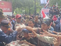 Humanis Saat Demo, Personel Polresta Pati Borong Dagangan Bocah Penjual Tahu