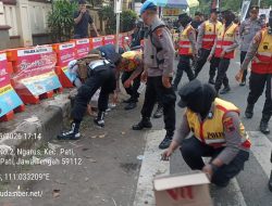 Usai Aksi Penyampaian Pendapat, Personel Polresta Pati Gelar Bersih-Bersih Area Demonstrasi
