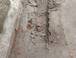 Diduga Bekas Galian Kabel Telkom di Jalan Baja Raya Kurang Penanganan, Jalan Rusak dan Berlubang