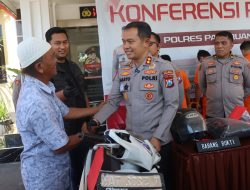 Kapolres Pasuruan Kembalikan Motor Curian kepada Korban, Tangis Haru Warnai Penyerahan Motor