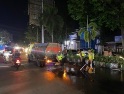 Aduan Warga Melalui 110, Polisi Cepat Respon Bersihkan Tumpahan Oli di Jalan Sudirman Pati